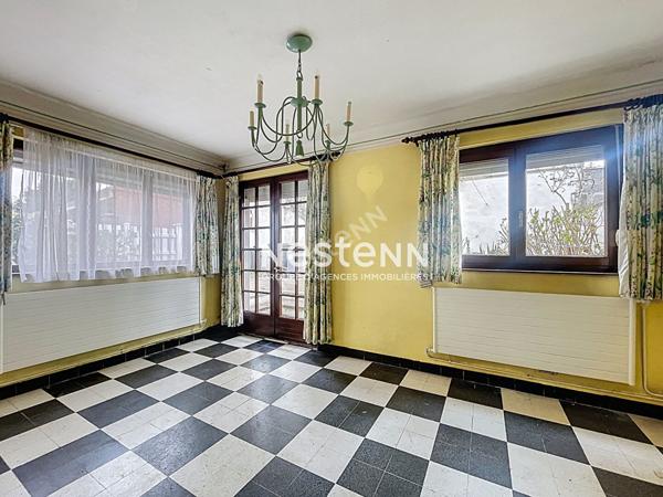 Maison semi individuelle - à travaux - 3 chambres - garage - passage sur le côté - cour - terrasse surélevée - proche de toutes commoditées