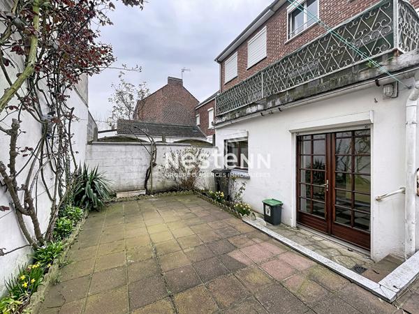 Maison semi individuelle - à travaux - 3 chambres - garage - passage sur le côté - cour - terrasse surélevée - proche de toutes commoditées