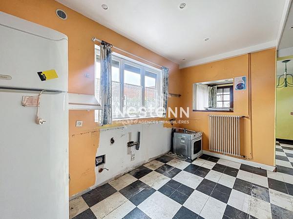 Maison semi individuelle - à travaux - 3 chambres - garage - passage sur le côté - cour - terrasse surélevée - proche de toutes commoditées