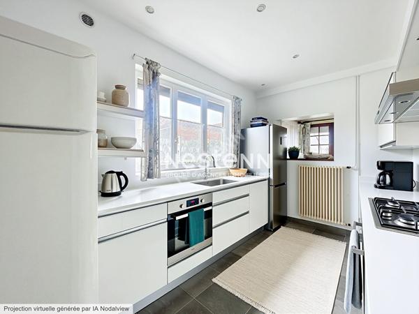 Maison semi individuelle - à travaux - 3 chambres - garage - passage sur le côté - cour - terrasse surélevée - proche de toutes commoditées