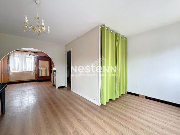 Maison semi individuelle - à travaux - 3 chambres - garage - passage sur le côté - cour - terrasse surélevée - proche de toutes commoditées