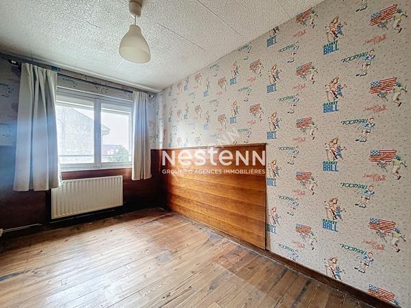 Maison semi individuelle - à travaux - 3 chambres - garage - passage sur le côté - cour - terrasse surélevée - proche de toutes commoditées