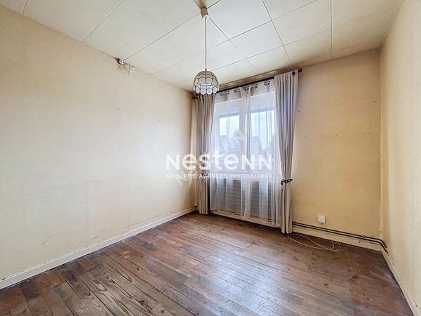 Maison semi individuelle - à travaux - 3 chambres - garage - passage sur le côté - cour - terrasse surélevée - proche de toutes commoditées