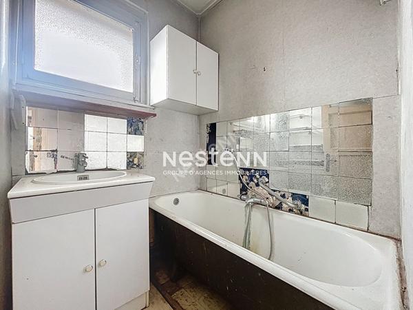 Maison semi individuelle - à travaux - 3 chambres - garage - passage sur le côté - cour - terrasse surélevée - proche de toutes commoditées