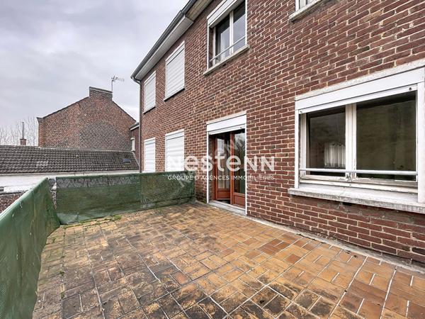 Maison semi individuelle - à travaux - 3 chambres - garage - passage sur le côté - cour - terrasse surélevée - proche de toutes commoditées