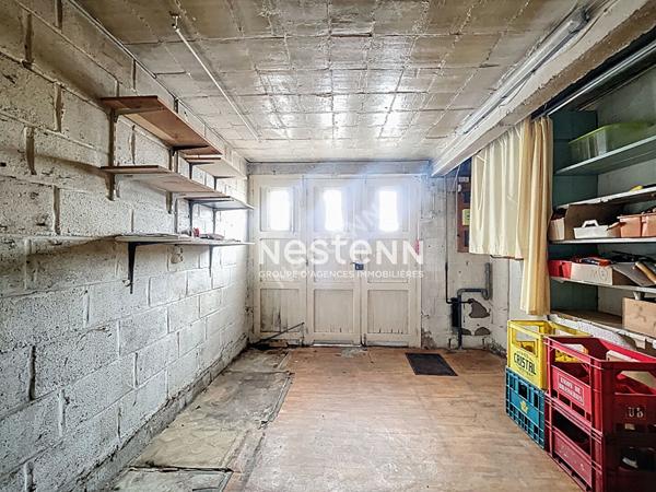 Maison semi individuelle - à travaux - 3 chambres - garage - passage sur le côté - cour - terrasse surélevée - proche de toutes commoditées