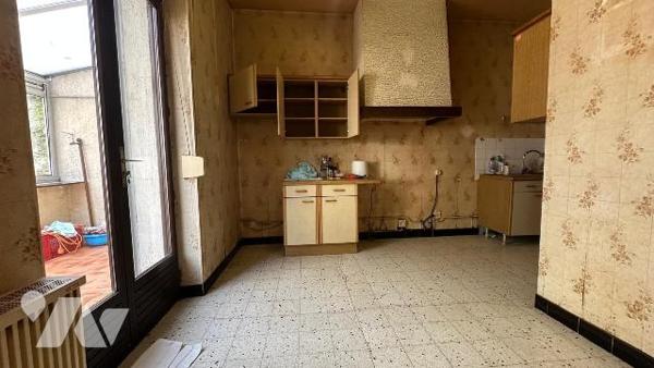 Appartement de 180m² et 107m² loi Carrez (Duplex) avec jardin, situé sur la commune de Bétheniv...