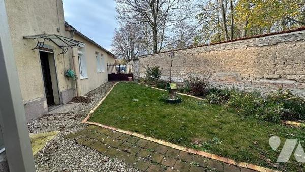 Appartement de 180m² et 107m² loi Carrez (Duplex) avec jardin, situé sur la commune de Bétheniv...