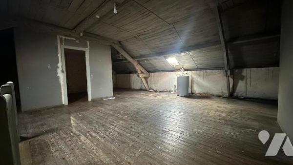 Appartement de 180m² et 107m² loi Carrez (Duplex) avec jardin, situé sur la commune de Bétheniv...