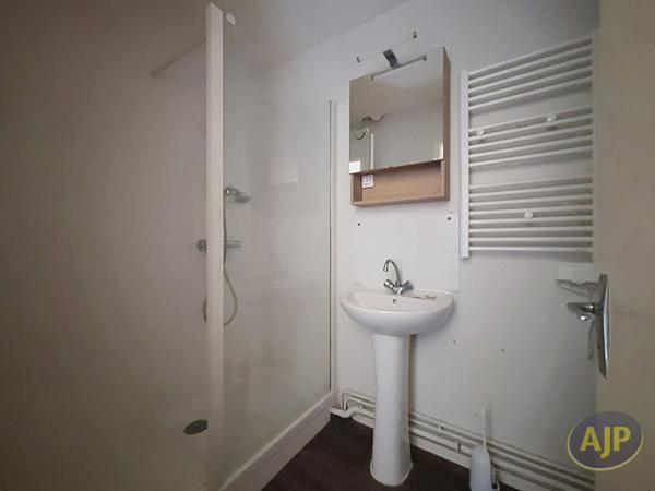 Appartement à louer La Roche Sur Yon : 1 pièces, 21m² avec 0 chambre(s) à 420€ - AJP Immobilier La Roche-sur-Yon