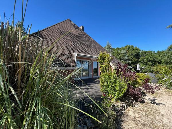 Maison atypique avec vue imprenable et piscine à Givry 193 m2