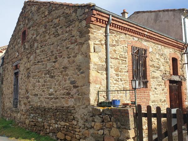 CHARMANTE MAISON DE 90 M2 AVEC NOMBREUSES DEPENDANCES