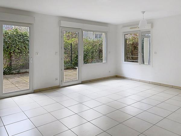 Lyon 8ème : Appartement 3 pièces avec cuisine aménagée, agréable extérieur et garage