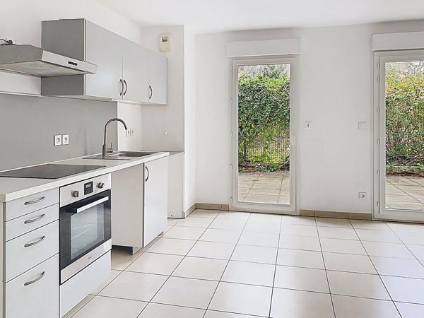 Lyon 8ème : Appartement 3 pièces avec cuisine aménagée, agréable extérieur et garage