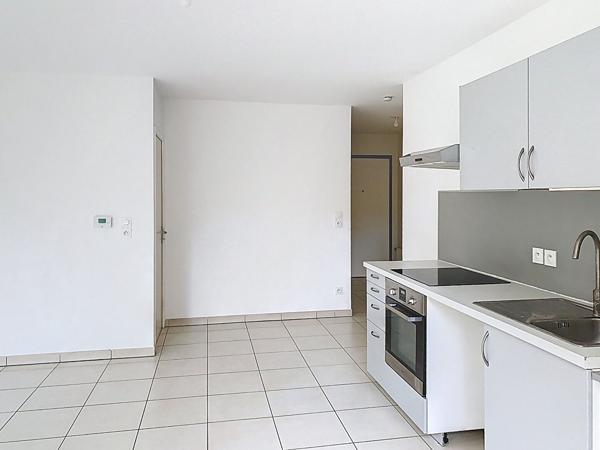 Lyon 8ème : Appartement 3 pièces avec cuisine aménagée, agréable extérieur et garage