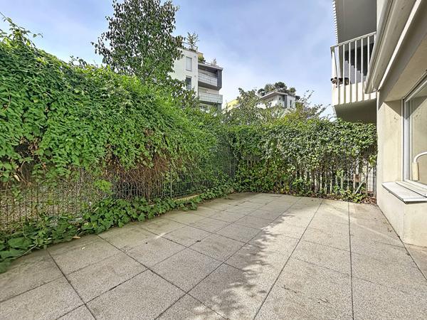 Lyon 8ème : Appartement 3 pièces avec cuisine aménagée, agréable extérieur et garage