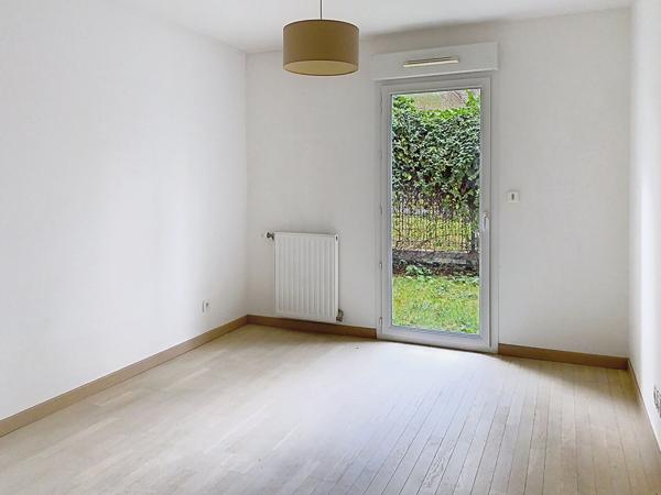 Lyon 8ème : Appartement 3 pièces avec cuisine aménagée, agréable extérieur et garage