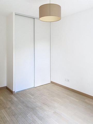 Lyon 8ème : Appartement 3 pièces avec cuisine aménagée, agréable extérieur et garage