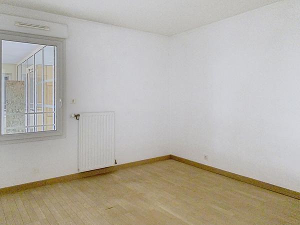 Lyon 8ème : Appartement 3 pièces avec cuisine aménagée, agréable extérieur et garage