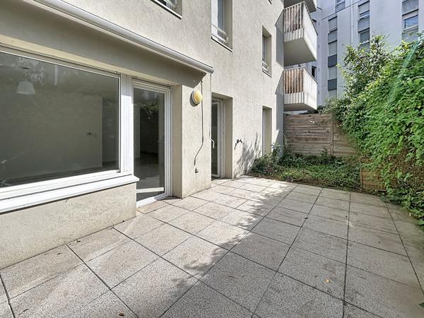 Lyon 8ème : Appartement 3 pièces avec cuisine aménagée, agréable extérieur et garage