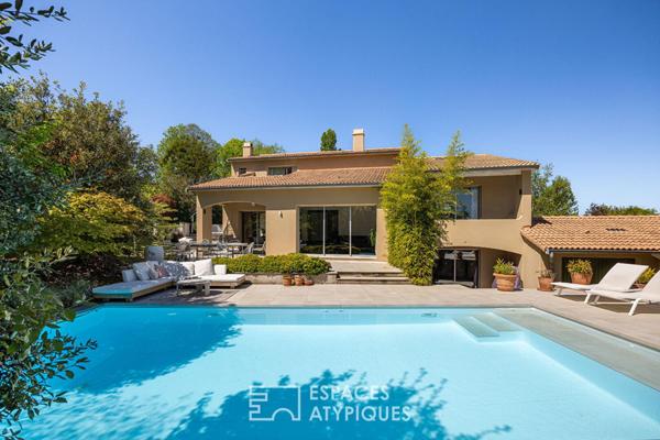 Maison d’architecte rénovée avec piscine au coeur d’un domaine privé à Saint-Genis-Laval