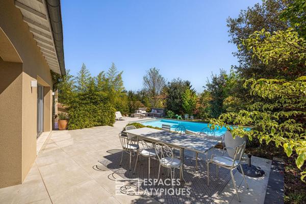 Maison d’architecte rénovée avec piscine au coeur d’un domaine privé à Saint-Genis-Laval