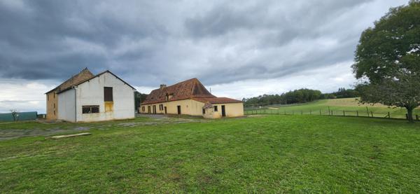 Ensemble immobilier en pierres avec dependances et vaste terrain !