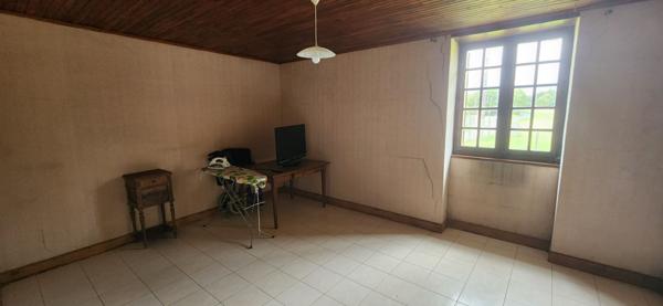 Ensemble immobilier en pierres avec dependances et vaste terrain !