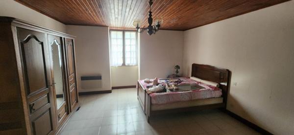 Ensemble immobilier en pierres avec dependances et vaste terrain !