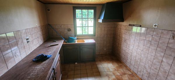 Ensemble immobilier en pierres avec dependances et vaste terrain !