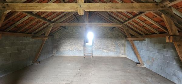 Ensemble immobilier en pierres avec dependances et vaste terrain !