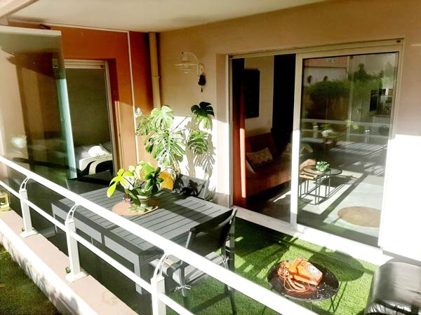 Bel appartement rénové avec de beaux matériaux vendu avec un garage fermé et un parking en sous-sol à 100 m du bord de mer
