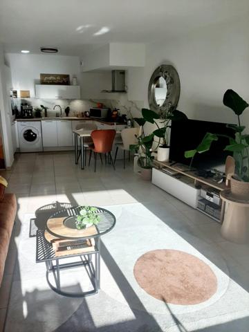 Bel appartement rénové avec de beaux matériaux vendu avec un garage fermé et un parking en sous-sol à 100 m du bord de mer