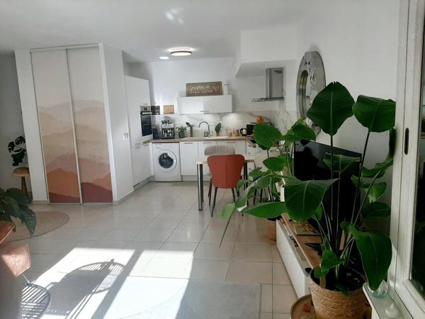 Bel appartement rénové avec de beaux matériaux vendu avec un garage fermé et un parking en sous-sol à 100 m du bord de mer
