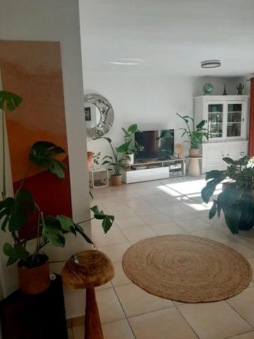 Bel appartement rénové avec de beaux matériaux vendu avec un garage fermé et un parking en sous-sol à 100 m du bord de mer