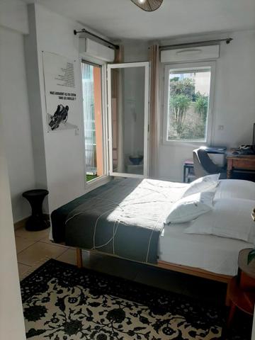 Bel appartement rénové avec de beaux matériaux vendu avec un garage fermé et un parking en sous-sol à 100 m du bord de mer