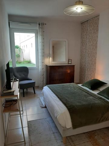 Bel appartement rénové avec de beaux matériaux vendu avec un garage fermé et un parking en sous-sol à 100 m du bord de mer