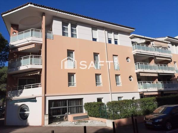 Bel appartement rénové avec de beaux matériaux vendu avec un garage fermé et un parking en sous-sol à 100 m du bord de mer