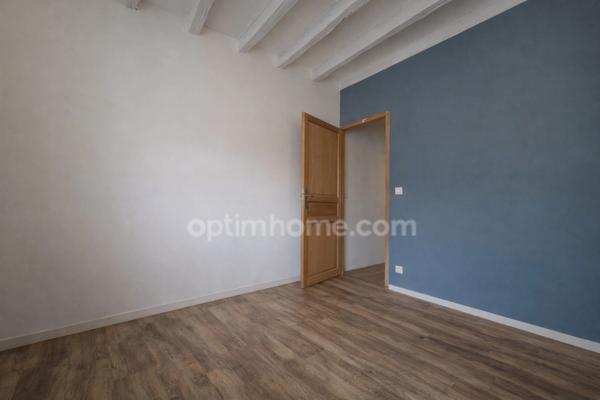 Maison de 100 m², 4 chambres, sur plus de 1300 m² de terrain.