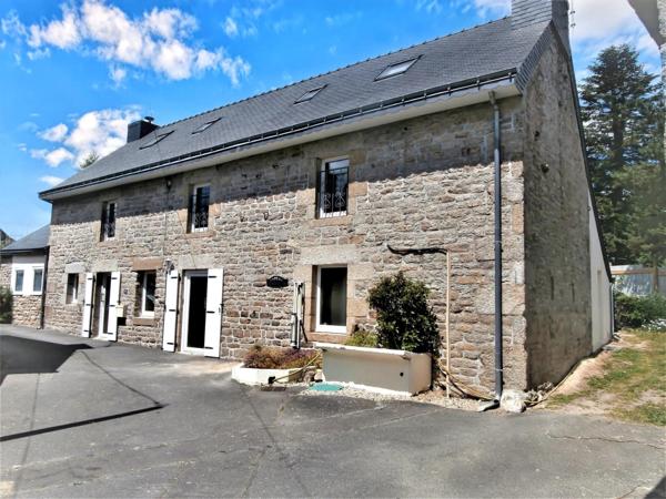 Maison rénovée, volumes et stationnement généreux