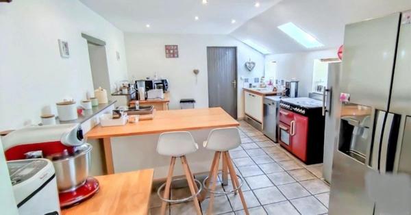 Maison rénovée, volumes et stationnement généreux