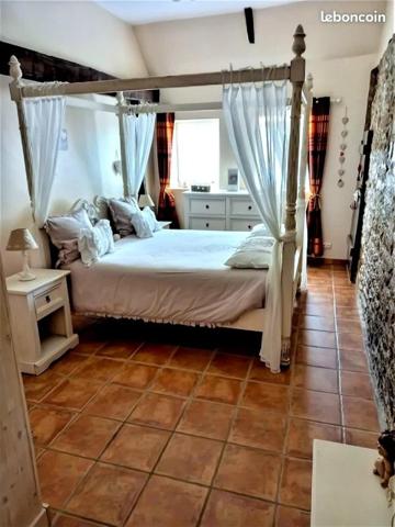 Maison rénovée, volumes et stationnement généreux