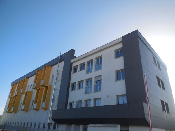 A 800 mètres du marché – Studio avec stationnement