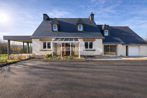 Maison de pays sur grand terrain clos, vie de plain-pied et beaux volumes
