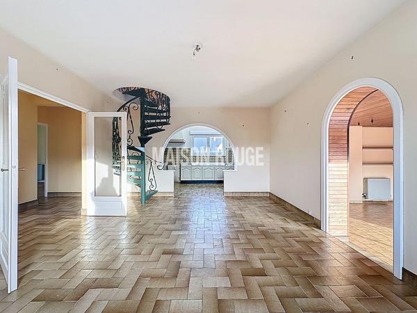 Maison de pays sur grand terrain clos, vie de plain-pied et beaux volumes