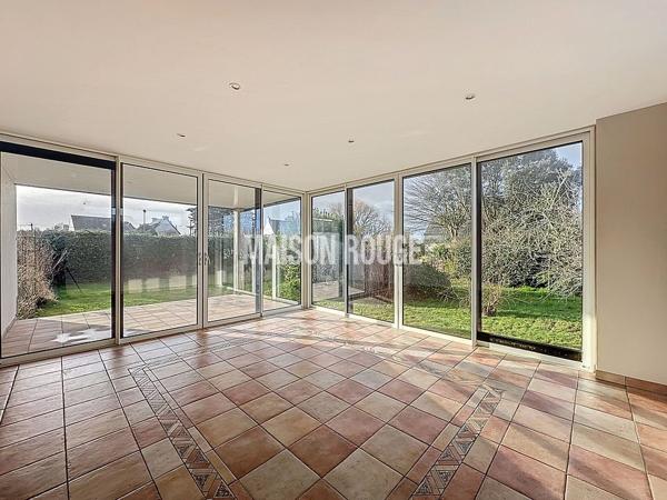 Maison de pays sur grand terrain clos, vie de plain-pied et beaux volumes