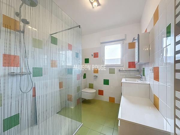 Maison de pays sur grand terrain clos, vie de plain-pied et beaux volumes