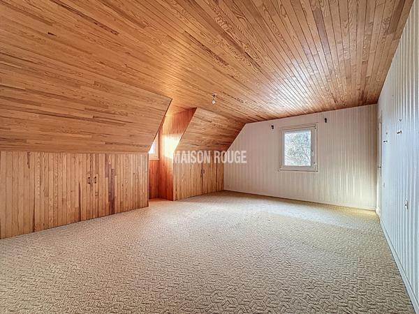 Maison de pays sur grand terrain clos, vie de plain-pied et beaux volumes