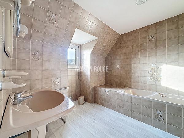 Maison de pays sur grand terrain clos, vie de plain-pied et beaux volumes
