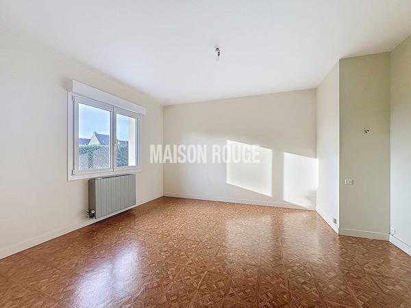 Maison de pays sur grand terrain clos, vie de plain-pied et beaux volumes